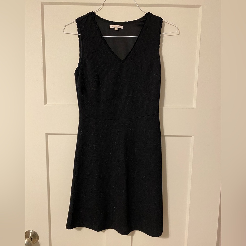 Skies are Blue womens dress. Size XS. Scalloped arm and neck.